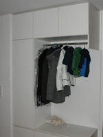 Garderobenschrank in weiß beschichteter Spanplatte