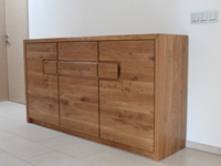 Sideboard in Eiche massiv mit integrierten Griffleisten
