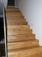 Treppe in Eiche massiv auf Stahlunterkonstruktion